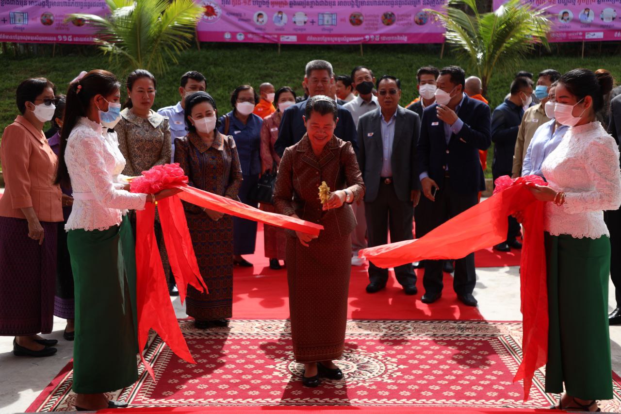 លោកជំទាវកិត្តិសង្គហបណ្ឌិត ម៉ែន សំអន តំណាងសម្តេចតេជោ អញ្ជើញសម្ពោធដាក់ឲ្យប្រើប្រាស់អាគារជោព្យាបាលជំងឺកូវីដ-១៩ ម៉ាស៊ីនផលិតអុកស៊ីសែន និងអគារមន្ទីរពិសោធន៍ខេត្តព្រះសីហនុ