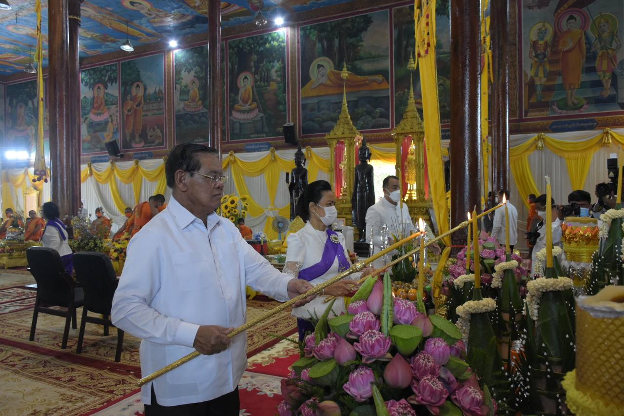 សម្ដេចក្រឡាហោម ស ខេង និងលោកជំទាវ ញ៉ែម សាខន ស ខេង អញ្ជើញចូលរួមពិធីបុណ្យកាន់បិណ្ឌវេនទី១០ នៅវត្តមុនីប្រសិទ្ធីវង្ស