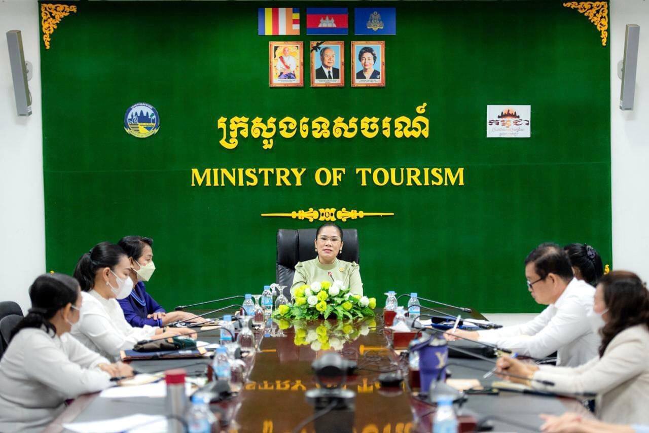 ក្រសួងទេសចរណ៍ បើកកិច្ចប្រជុំស្តីពីការពង្រឹងរបៀបរបបក្នុងការងារ និងការលើកកម្ពស់ក្រមសីលធម៌វិជ្ជាជីវៈមន្ត្រីរាជការ ជូនដល់មន្ត្រីរាជការនារីនៅថ្នាក់ជាតិ”