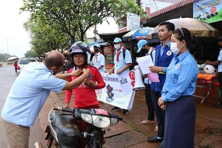សាខាកាកបាទក្រហមកម្ពុជា ខេត្តរតនគិរី ធ្វើយុទ្ធនាការផ្សព្វផ្សាយលើកកម្ពស់សុវត្ថិភាពចរាចរណ៍ផ្លូវគោក ក្នុងឱកាសពិធីបុណ្យកាន់បិណ្ឌ ភ្ជុំបិណ្ឌ ឆ្នាំ២០២២ នៅទីរួមស្រុកបរកែវ