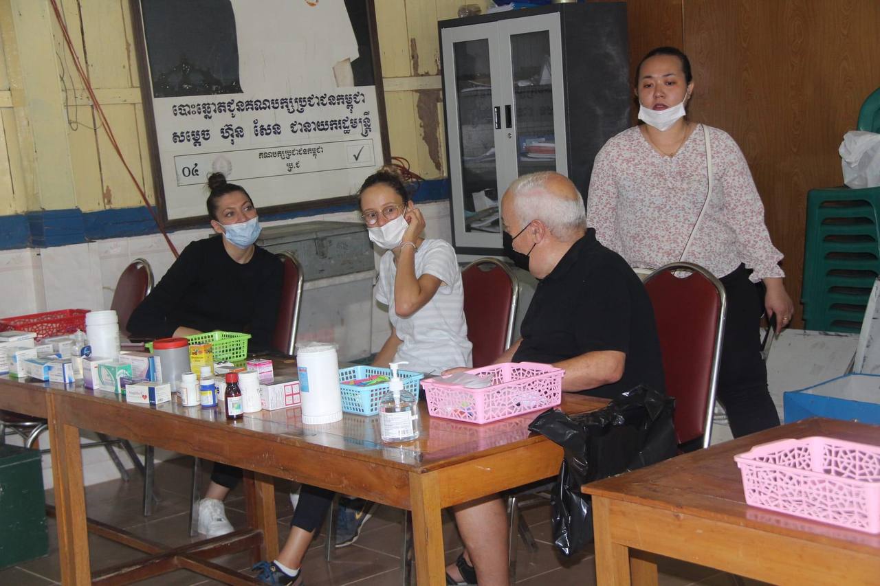 ក្រុមគ្រូពេទ្យស្ម័គ្រចិត្តនៃសមាគមមនុស្សធម៌របស់ប្រទេសបារាំង បានសហការជាមួយមណ្ឌលសុខភាពខេត្តព្រះសីហនុ ចុះពិនិត្យសុខភាពជូនប្រជាពលរដ្ឋ