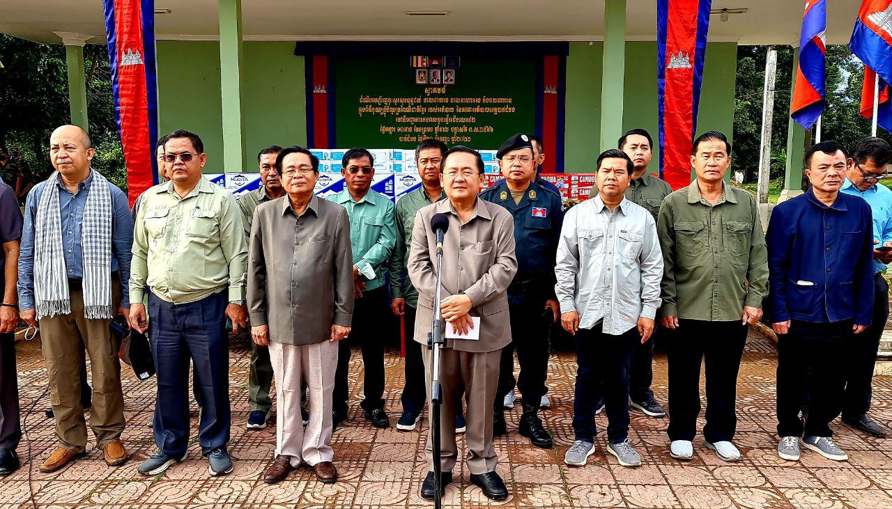 អភិបាលខេត្តបាត់ដំបងអញ្ជើញសាកសួរសុខទុក្ខកងកម្លាំងការពារព្រំដែនគោក តាមបណ្តាស្រុកជាប់ព្រំដែនថៃ