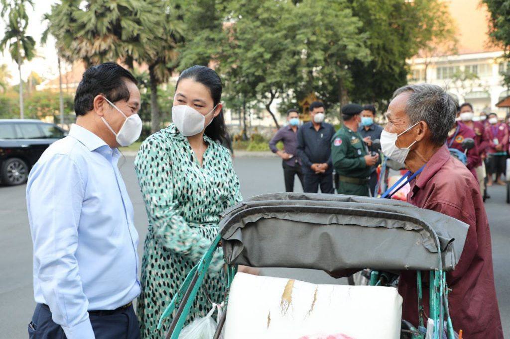 សមាជិកមូលនិធិស៊ីក្លូ នៅរាជធានីភ្នំពេញ ៣០០នាក់ទទួលបានថវិកានិងសម្ភារៈរបស់សម្តេចតេជោហ៊ុន សែន  ក្នុងឱកាសបុណ្យភ្ជុំបិណ្យ
