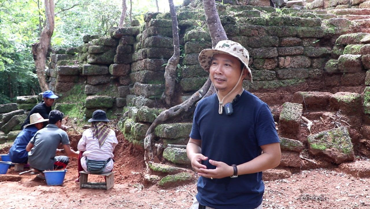 អាជ្ញាធរជាតិអប្សរា ធ្វើកំណាយខឿនតម្កល់លិង្គនៅលើភ្នំបូក ដើម្បីឈានទៅរកការជួសជុលសំណង់បុរាណនោះឡើងវិញ
