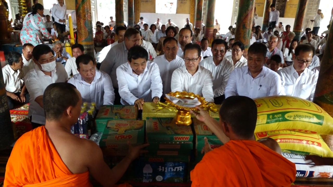 ឯកឧត្តម អ៊ាង សុផល្លែត ដឹកនាំក្រុមការងាររាជរដ្ឋាភិបាល និងអាជ្ញាធរមូលដ្ឋាន ចូលរួមកាន់បិណ្ឌវេនទី១២ នៅតាមវត្តមួយចំនួន ក្នុងស្រុកអូររាំងឪ ខេត្តត្បូងឃ្មុំ