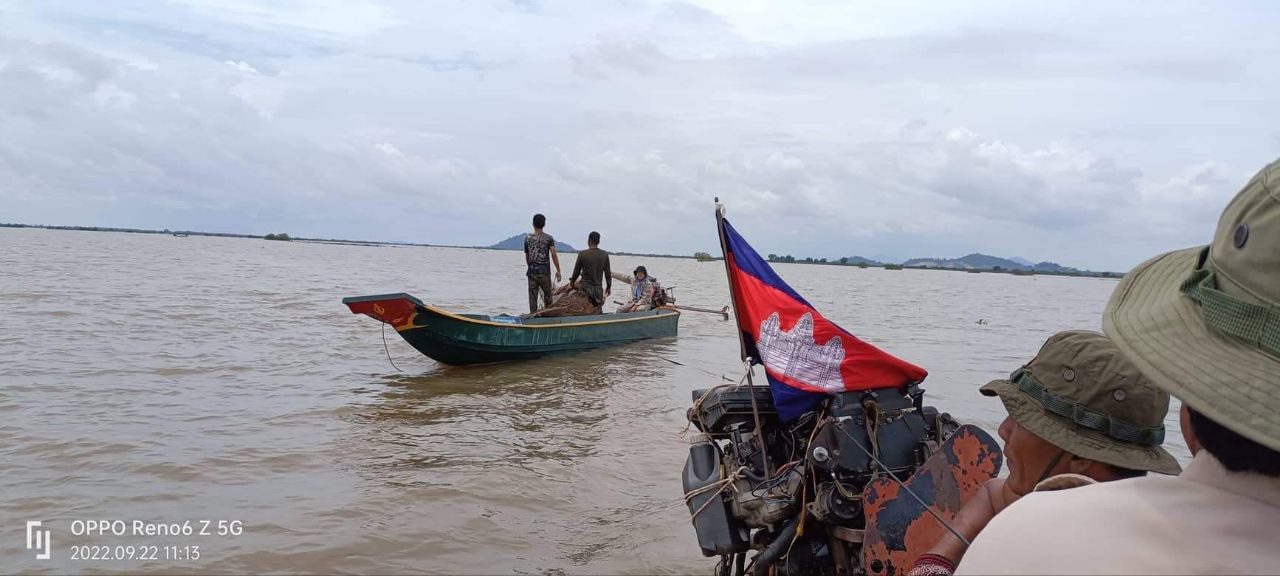 កម្លាំងសមត្ថកិច្ចចម្រុះចុះបង្ក្រាប បទល្មើសនេសាទនៅក្នុងស្រុកកំពង់លែងកាប់បំផ្លាញរបាំងសាច់អួន និងរបាំងស្បៃមុងខុសច្បាប់ចំនួន ១០កន្លែងមានប្រវែង ១២០០ម៉ែត្រ