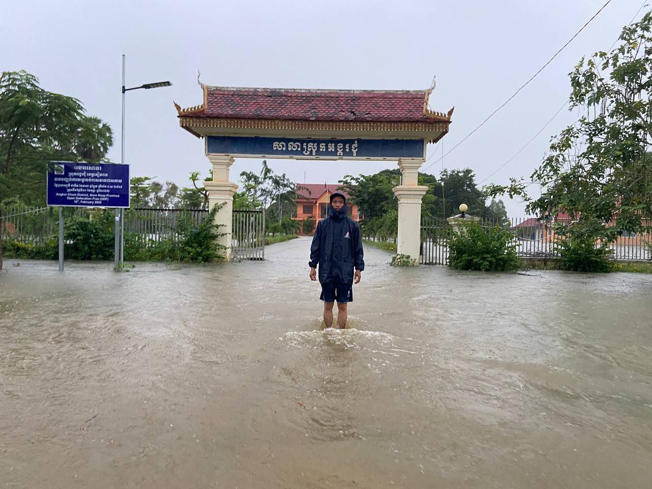 ឃុំចំនួន៥ ក្នុងចំណោមឃុំទាំង៧ របស់ស្រុកអង្គរជុំ កំពុងរងគ្រោះដោយសារជំនន់ទឹកភ្លៀង ខណៈ អាជ្ញាធរគ្រប់ជាន់ថ្នាក់ កំពុងផ្តោតការយកចិត្តទុកដាក់ជួយសម្រួល និងសង្រោះ !