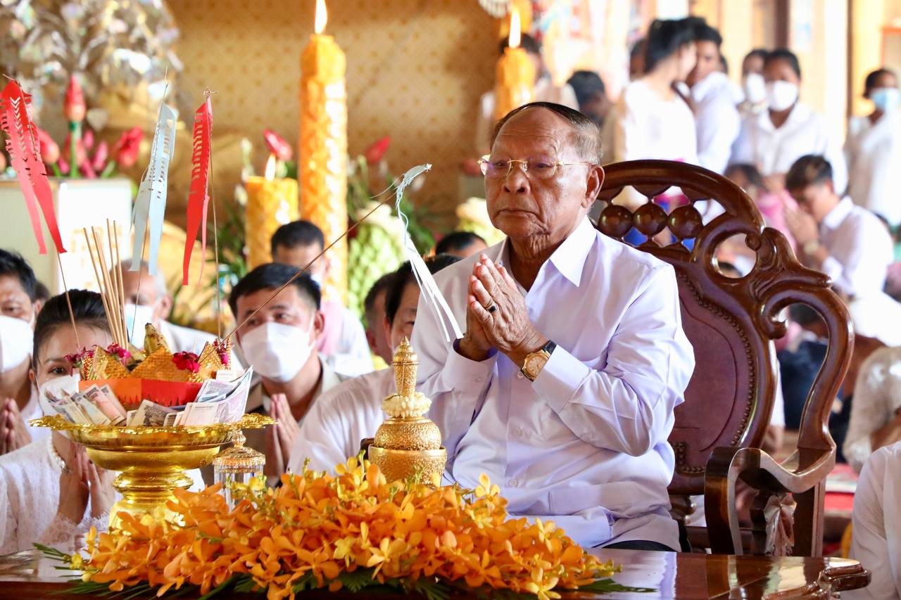 សម្តេចចក្រី ហេង សំរិន និងសមាជិកសមាជិការដ្ឋសភា និងក្រុម គ្រួសារ ប្រារព្ធពិធីកាន់បិណ្ឌទី១៣នៅវត្តថ្កូវ