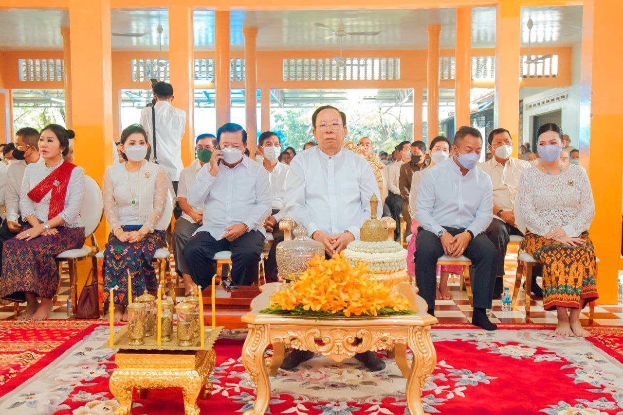 ក្រុមការងាររាជរដ្ឋាភិបាលចុះជួយមូលដ្ឋានខេត្តសៀមរាប និងមន្ត្រីរាជការ បាននាំទេយ្យវត្ថុ និងគ្រឿងឧបភោគបរិភោគយកទៅប្រគេនព្រះសង្ឃក្នុងឱកាសកាន់បិណ្ឌវេនទី១៣ នៅវត្តដំណាក់ ក្រុងសៀមរាប
