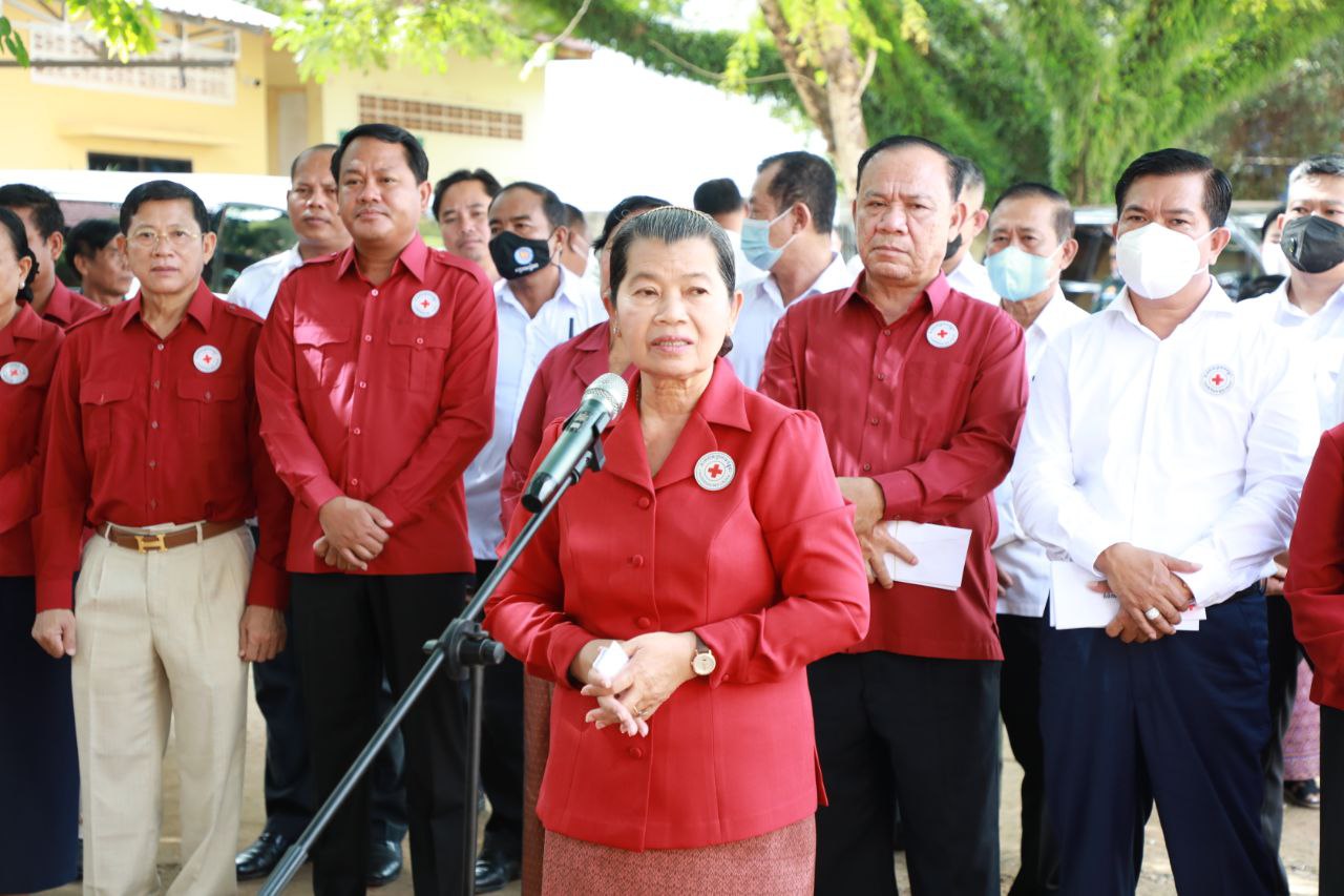 គណៈកិត្តិយសសាខាកាកបាទក្រហមកម្ពុជាខេត្តស្វាយរៀង បានបន្តនាំយកអំណោយមនុស្សធម៌ចែកជូនគ្រួសារងាយរងគ្រោះចំនួន ១៦៦គ្រួសារ បន្ថែមទៀត ក្នុងស្រុករមាសហែក