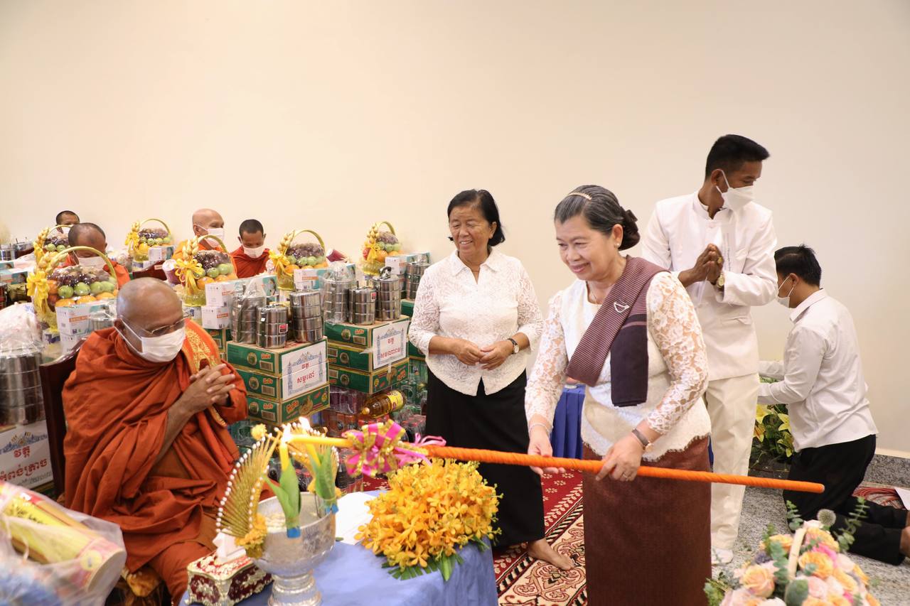 លោកជំទាវកិត្តិសង្គហបណ្ឌិត ម៉ែន សំអន ៖ នៅទូទាំងខេត្តស្វាយរៀង មាន ២៤៦វត្ត បានទទួលទេយ្យវត្ថុ និងបច្ច័យកសាង ក្នុងឱកាសបុណ្យភ្ជុំបិណ្ឌ