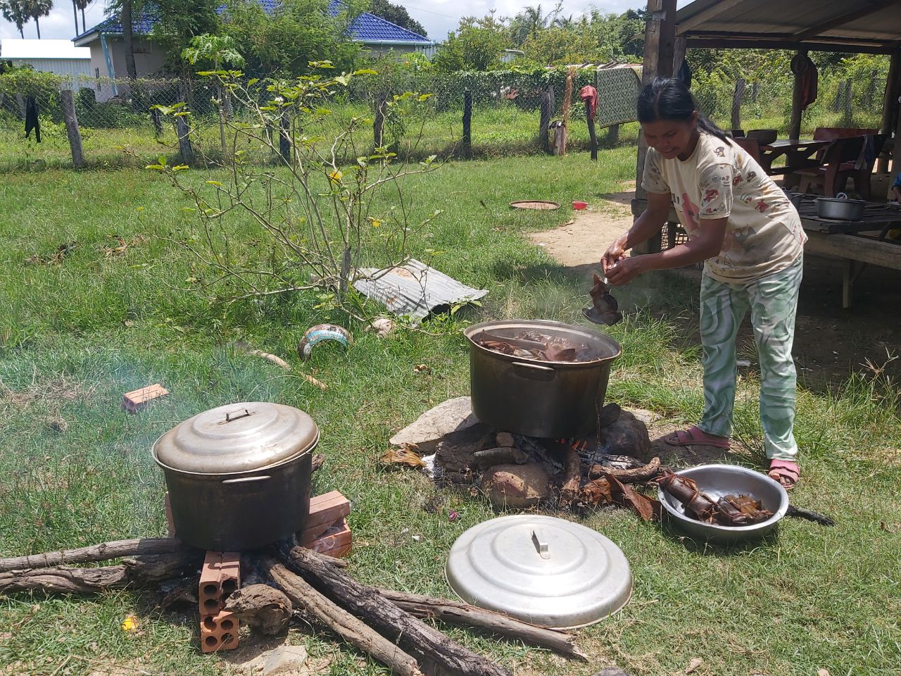 ពលរដ្ឋខ្មែរតែងវេចអន្សមក្នុងថ្ងៃបុណ្យភ្ជុំបិណ្ឌដើម្បីយកទៅវត្ត និង ទុកបរិភោគក្នុងក្រុមគ្រួសារ