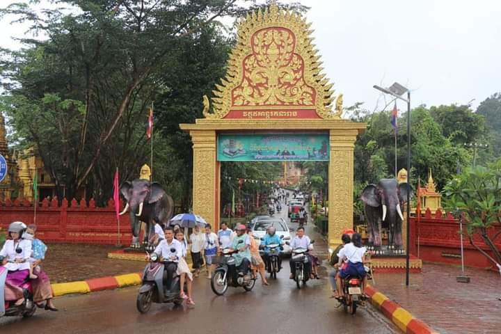 ថ្ងៃភ្ជុំបិណ្ឌប្រជាពលរដ្ឋច្រើនកុះករអញ្ជើញទៅចូលរួមពិធីបុណ្យភ្ជុំបិណ្ឌនៅតាមវត្តអារាមនានា ក្នុងខេត្តរតនគិរី