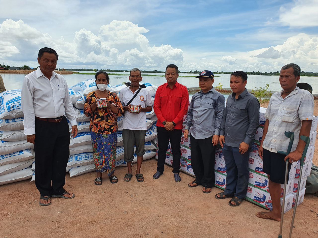 ប្រជាពលរដ្ឋក្រីក្រ ចាស់ជរា ខ្វះខាតស្បៀង រងគ្រោះដោយទឹកជំនន់ចំនួន ៥១១គ្រួសារ ក្នុងស្រុកក្រឡាញ់ បានទទួលអំណោយដ៏ថ្លៃថ្លារបស់សម្តេចពិជ័យសេនា ទៀ បាញ់