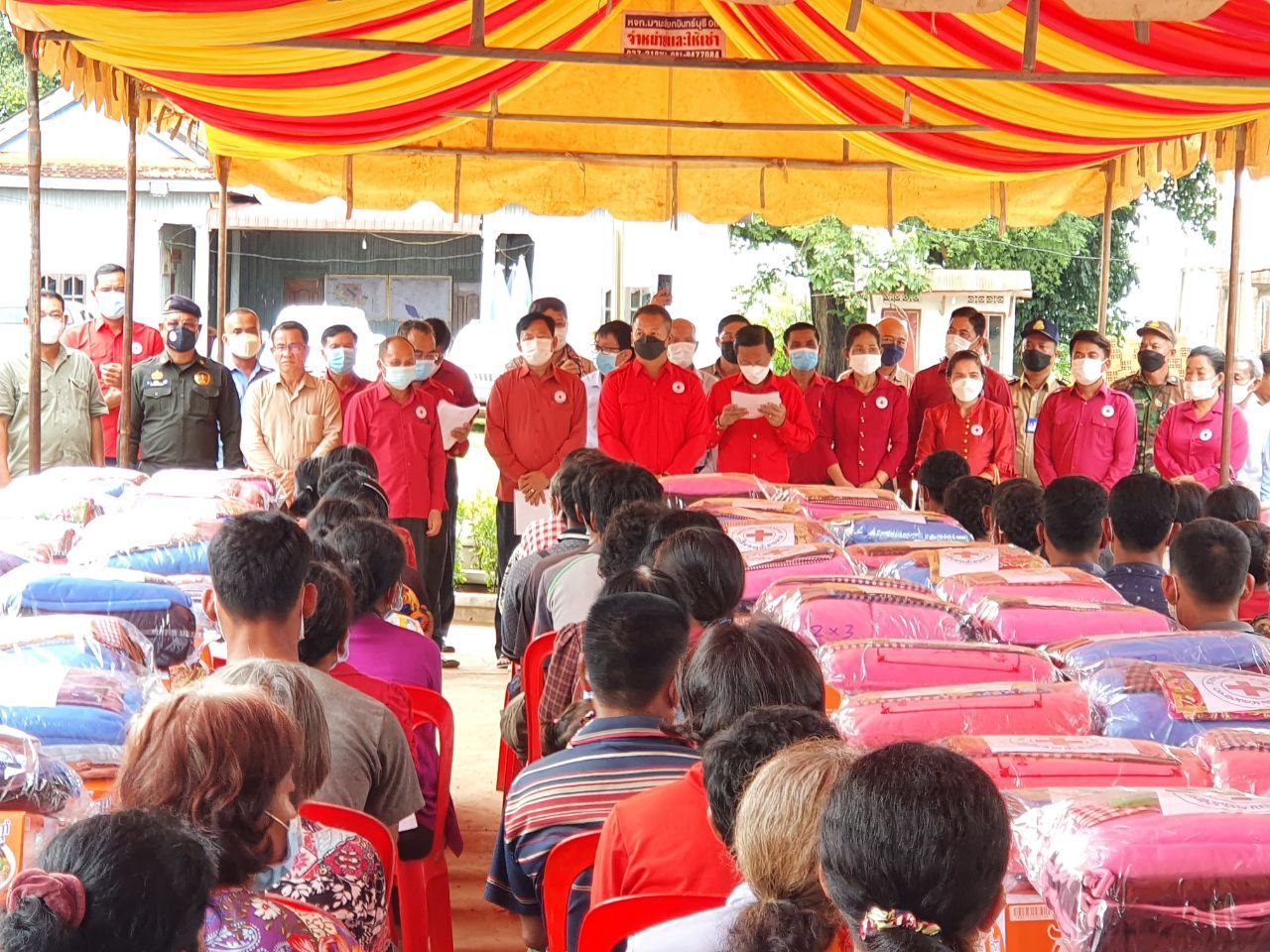 សាខាកាកបាទក្រហមកម្ពុជា ខេត្តសៀមរាប នាំយកអំណោយមនុស្សធម៌ជូនប្រជាពលរដ្ឋរងគ្រោះ ដោយទឹកជំនន់ជិត ៥០០គ្រួសារនៅស្រុកអង្គរជុំ និងស្រុកស្រីស្នំ
