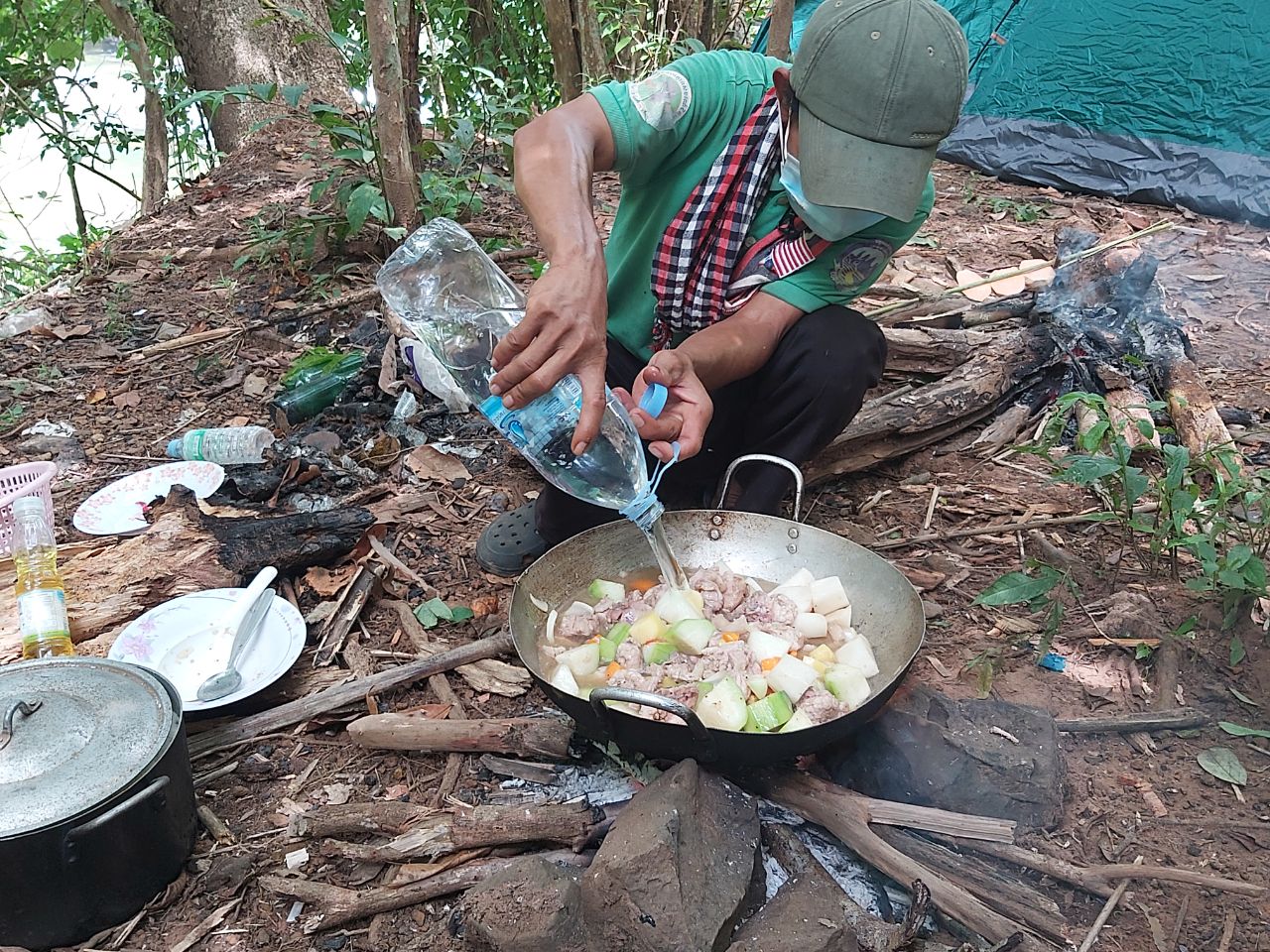 “ចុងភៅព្រៃ” ដើរចម្អិនអាហារដល់អ្នកទេសចរក្នុងព្រៃភ្នំនៅសហគមន៍អេកូទេសចរណ៍ជីផាត
