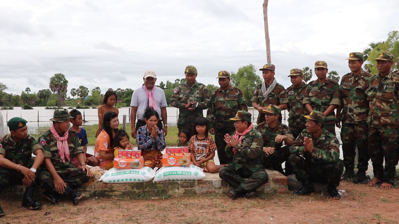 ឧត្តមសេនីយ៍ទោ សោម ស៊ុនដឹកនាំកងកម្លាំងទៅពិនិត្យស្ថានភាពជំនន់ទឹកភ្លៀង និងឧបត្ថម្ភស្បៀងជូនប្រជាពលរដ្ឋ