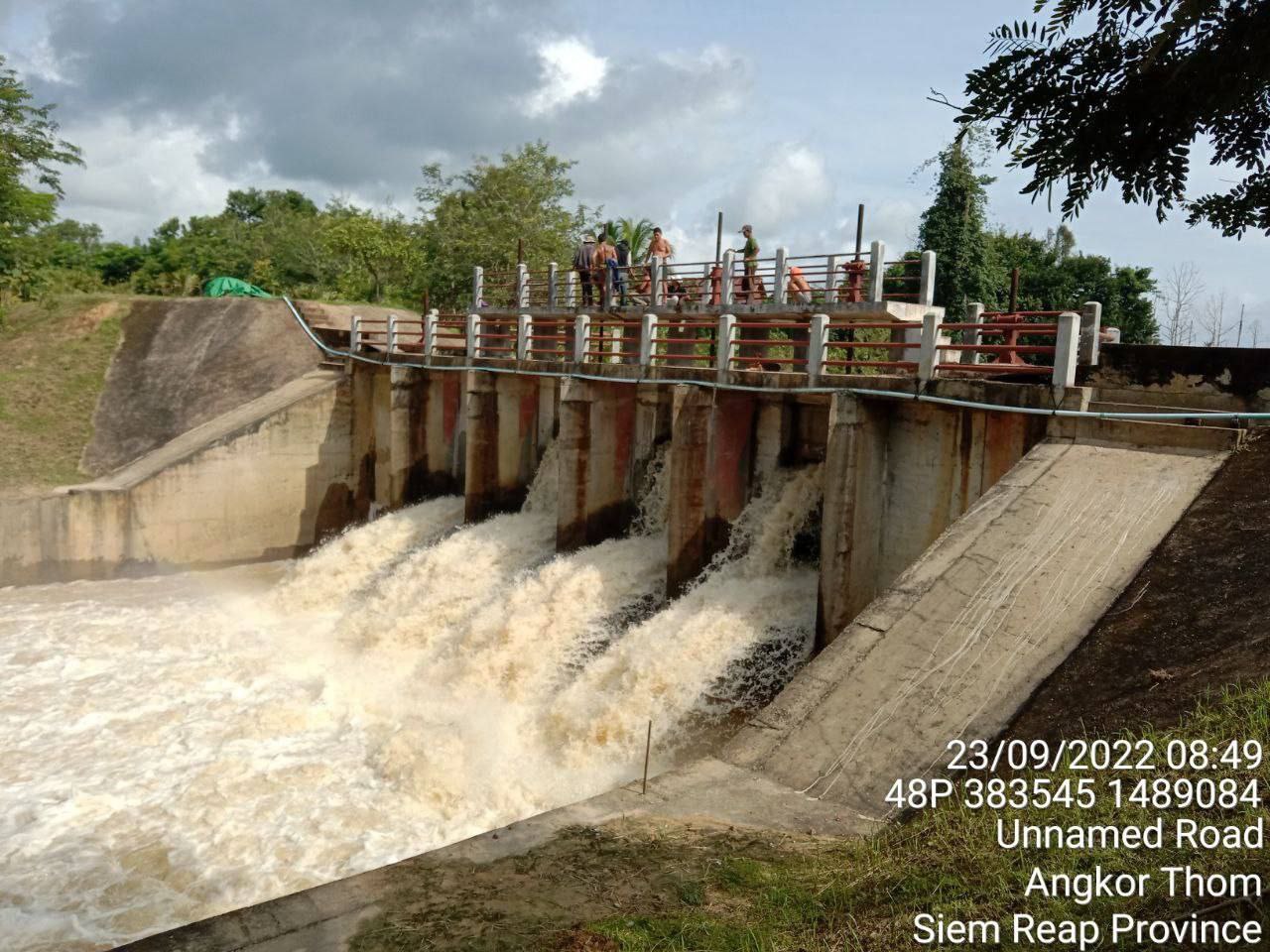 ក្រុមការងារអាជ្ញាធរជាតិអប្សរាកំពុងរំដោះទឹកចេញពីប្រាសាទ ដើម្បីបញ្ជៀសពីការជន់លិច !