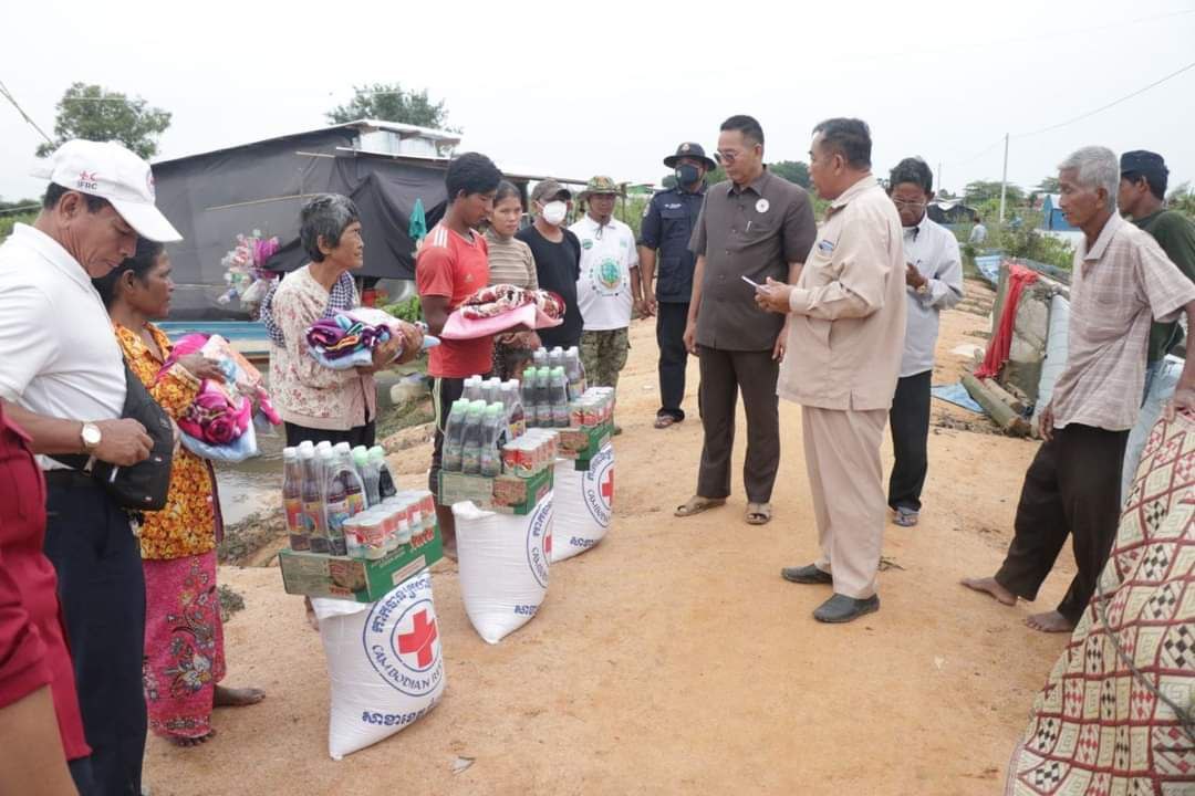 លោកអភិបាលស្រុកកំពង់លែងសហការជាមួយអាជ្ញាធរខេត្ត ដឹកនាំក្រុមការងារចុះពិនិត្យទីទួលសុវត្ថិភាពនៅឃុំផ្លូវទូក ដើម្បីជម្លៀសប្រជាពលរដ្ឋចំនួន ១៤៦គ្រួសារដែលផ្ទះត្រូវបានលិចទឹកជំនន់ ទឹកទន្លេខណៈដែលកំពុងហក់ឡើងខ្លាំង