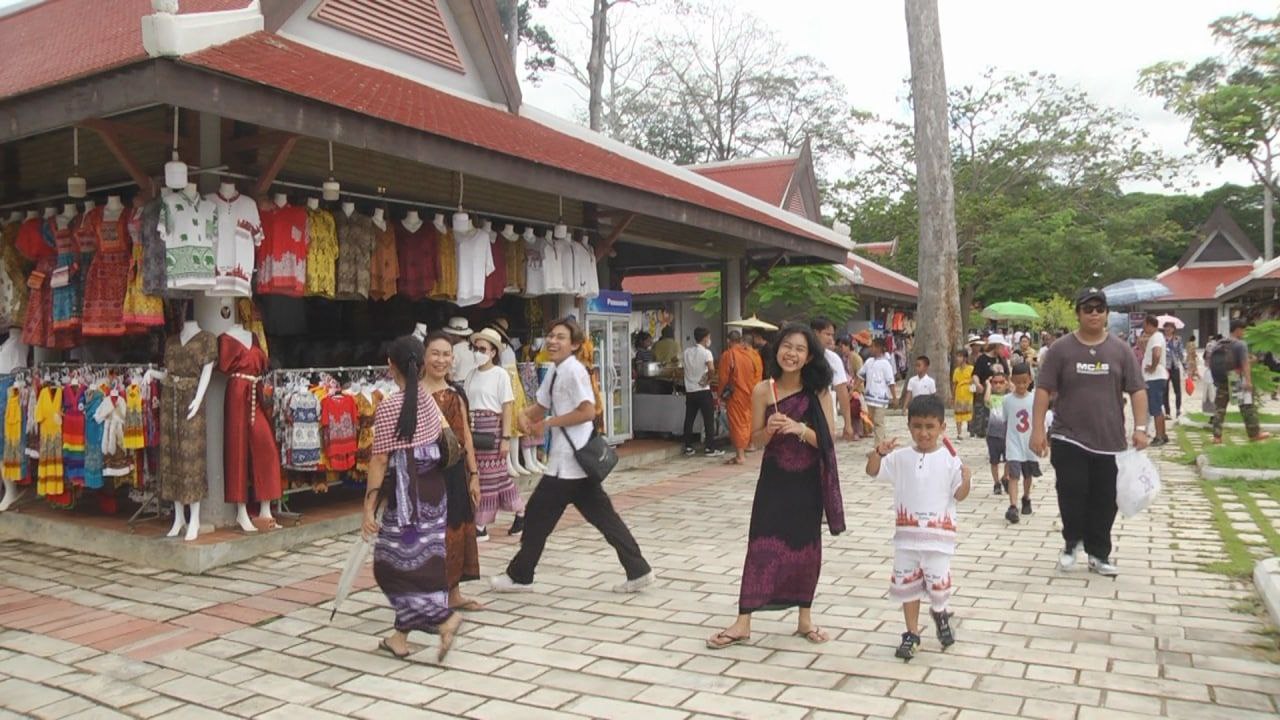 អាជីវករនៅមុខអង្គរវត្ដសប្បាយចិត្ដ ដោយសារការលក់ដូរមានភាពល្អប្រសើរ ពីអ្នកទេសចរទៅទស្សនាអង្គរនានៅថ្ងៃភ្ជុំបិណ្ឌ