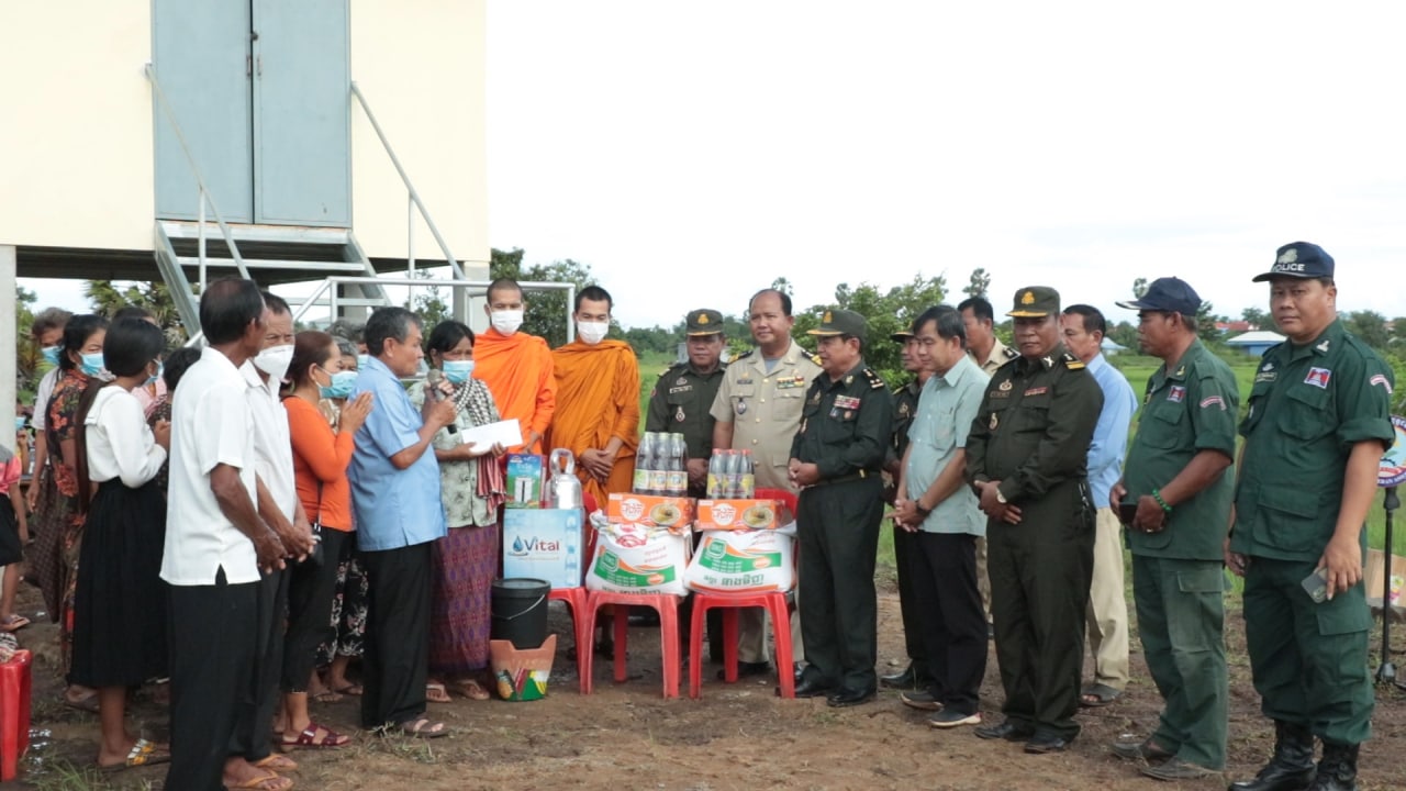 គ្រួសារអតីតយុទ្ធជនពលីទទួលខ្នងផ្ទះទី២១២ អំណោយដ៏ថ្លៃថ្លារបស់សម្ដេចតេជោ ហ៊ុន សែន និងសម្តេចកិត្តិព្រឹទ្ធបណ្ឌិត