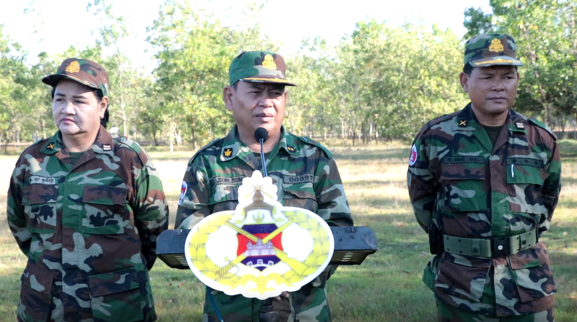 គ្រួសារយោធិនដែលមានជីវភាពលំបាកខ្វះខាតរស់នៅក្នុងបន្ទាយកងវរសេនាតូចលេខ១ បានទទួលអំណោយពីឧត្តមសេនីយ៍ឯក ហ៊ុន ម៉ាណែត