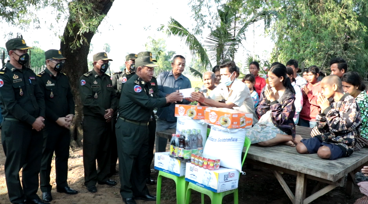 ឧត្តមសេនីយ៍ទោ សោម ស៊ុន  នាំយកថវិកា និងអំណោយរបស់ឧត្តមសេនីយ៍ឯក ហ៊ុន ម៉ាណែត  ចូលរួមក្នុងពិធីបុណ្យសពប្រជាពលរដ្ឋដែលមានជីវភាពលំបាកខ្វះខាត