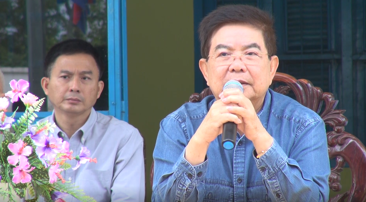 ក្រុមការងាររាជរដ្ឋាភិបាល បន្តនាំយកស្បៀងអាហាររបស់សម្ដេចតេជោ ចែកជូនប្រជាពលរដ្ឋរងគ្រោះទឹកជំនន់នៅស្រុកបាកាន សរុបជាង ៨០០គ្រួសារហើយ