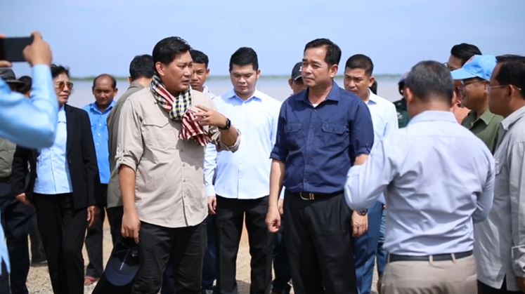 អភិបាលខេត្តកំពង់ចាម ចុះវាយតម្លៃអំពីវឌ្ឍនភាពនៃការកសាងផ្លូវក្រាលកៅស៊ូ ១ខ្សែ ប្រវែងជិត ១៤គីឡូម៉ែត្រ ជាអំណោយរបស់សម្តេចតេជោ ហ៊ុន សែន ជូនពលរដ្ឋក្នុងស្រុកបាធាយ