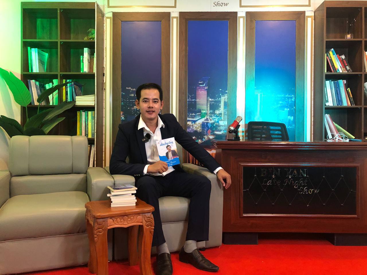 លោក ង៉ែត ពិសិត ប្រឹងរៀនកែវាសនាពីអ្នករើសសំរាម ក្លាយជាអ្នកនិពន្ធនិងពាណិជ្ជករ