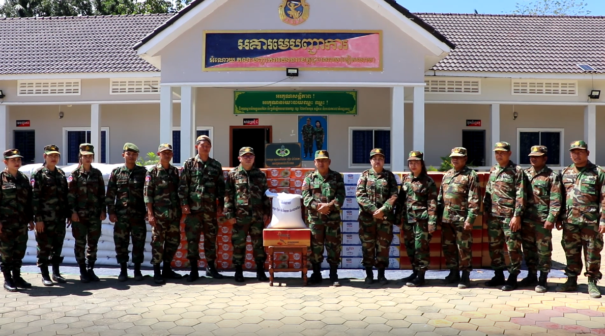 ឯកឧត្តមបណ្ឌិត ហ៊ុន ម៉ាណែត និងលោកជំទាវ ពេជ ចន្ទមុន្នីផ្តល់អង្ករ មី ទឹកសុទ្ធជូនតំបន់ប្រតិបត្តិការសឹករងកំពង់ធំ ដើម្បីសកម្មភាពវិស័យមនុស្សធម៌