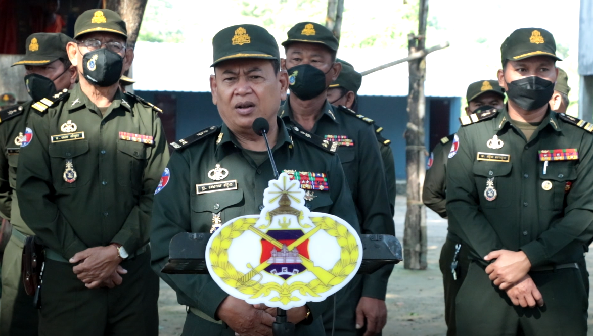 មេបញ្ជាការតំបន់ប្រតិបត្តិការសឹករងកំពង់ធំ ដឹកនាំក្រុមគ្រូពេទ្យទៅព្យាបាលជំងឺនិងឧបត្ថម្ភអំណោយ របស់ឧត្តមសេនីយ៍ឯក ហ៊ុន ម៉ាណែត