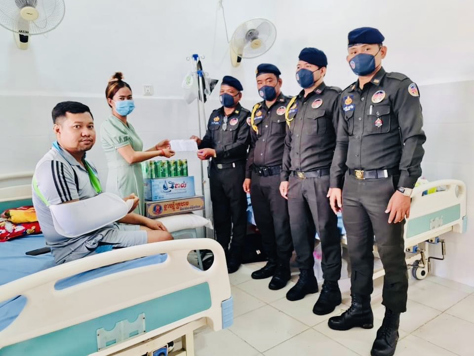 ក្រុមការងារអាវុធហត្ថខណ្ឌបឹងកេងកង ចុះសួរសុខទុក្ខសមាជិក ជួបគ្រោះថ្នាក់ចរាចរណ៍កំពុងសម្រាកព្យាបាលនៅមន្ទីរពេទ្យ