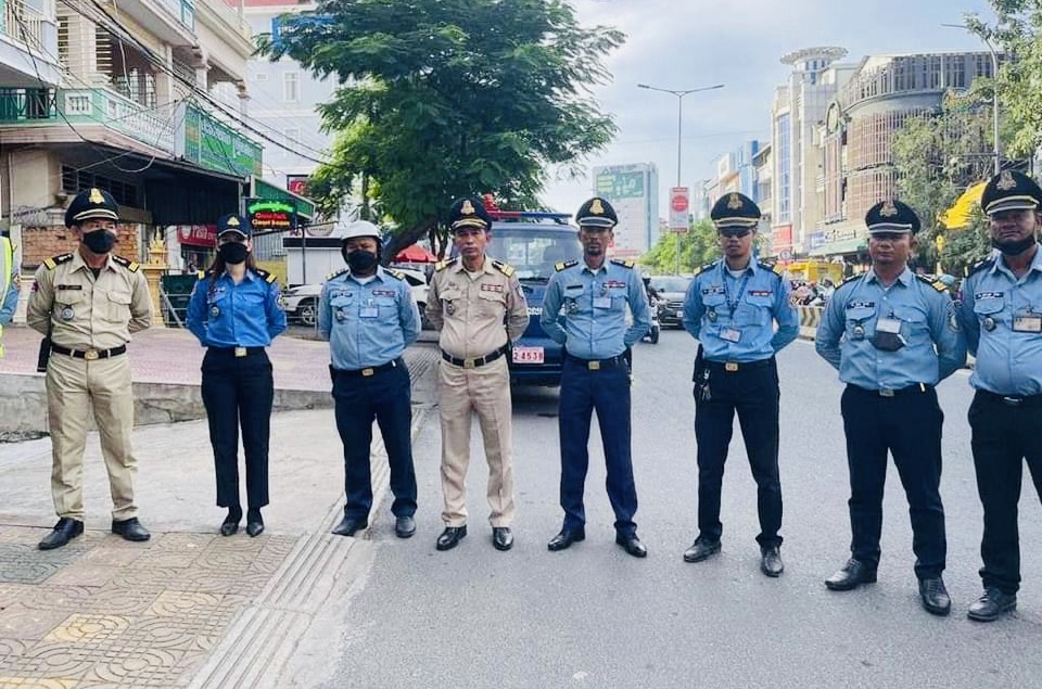 លោកឧត្តមសេនីយ៍ត្រី សែម គន្ធា ដឹកនាំកម្លាំងការិយាល័យនគរបាលសណ្តាប់ធ្នាប់ ចុះរៀបចំសណ្តាប់ធ្នាប់ តាមបណ្តោយផ្លូវ២៧១