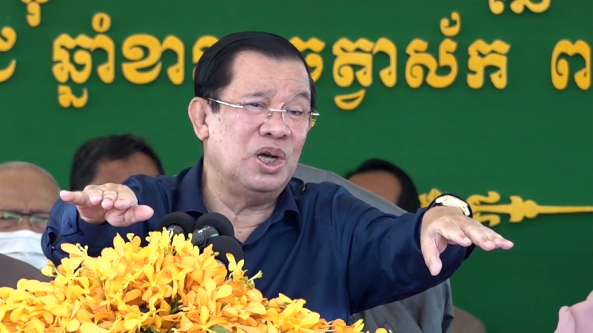 សម្តេចតេជោ ហ៊ុន សែន បញ្ជាអោយបញ្ចេញឡានទ័ពរាប់រយគ្រឿងដើម្បីជួយពលរដ្ឋរុនតាឯក