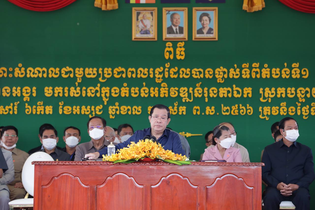 សម្តេចតេជោ ហ៊ុន សែន អញ្ជើញជួបសំណេះសំណាលជាមួយប្រជាពលរដ្ឋ ដែលបានផ្លាស់ទីពីតំបន់ទី១ និងតំបន់ទី២ នៃរមណីយដ្ឋានអង្គរ មករស់នៅក្នុងតំបន់អភិវឌ្ឍន៍រុនតាឯក