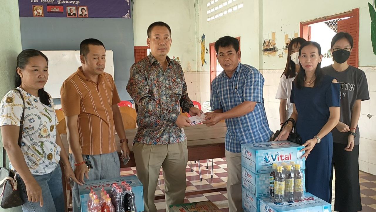 លោកគ្រូអ្នកគ្រូ និងកុមារកំព្រានៅក្នុងមជ្ឈមណ្ឌលកុមារកំព្រាខេត្តកំពង់ចាម ទទួលអំណោយពីសប្បុរសជន