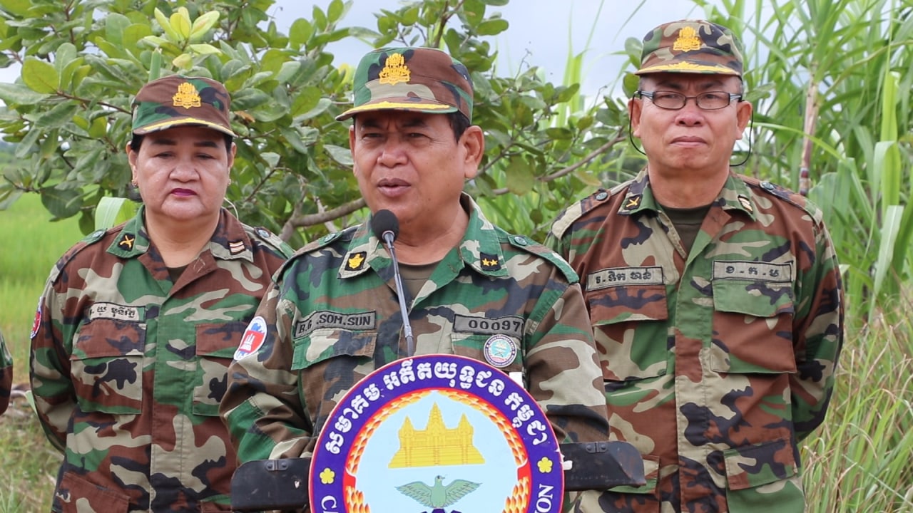 មេបញ្ជាការតំបន់ប្រតិបត្តិការសឹករងកំពង់ធំ ដឹកនាំក្រុមការងារយេនឌ័រ នាំយកអំណោយមេបញ្ជាការកងទ័ពជើងគោក ទៅឧបត្ថម្ភជូនអតីតយុទ្ធជន ដែលមានជីវភាពលំបាកខ្វះខាតនៅឃុំក្រយា ស្រុកសន្ទុកខេត្តកំពង់ធំ