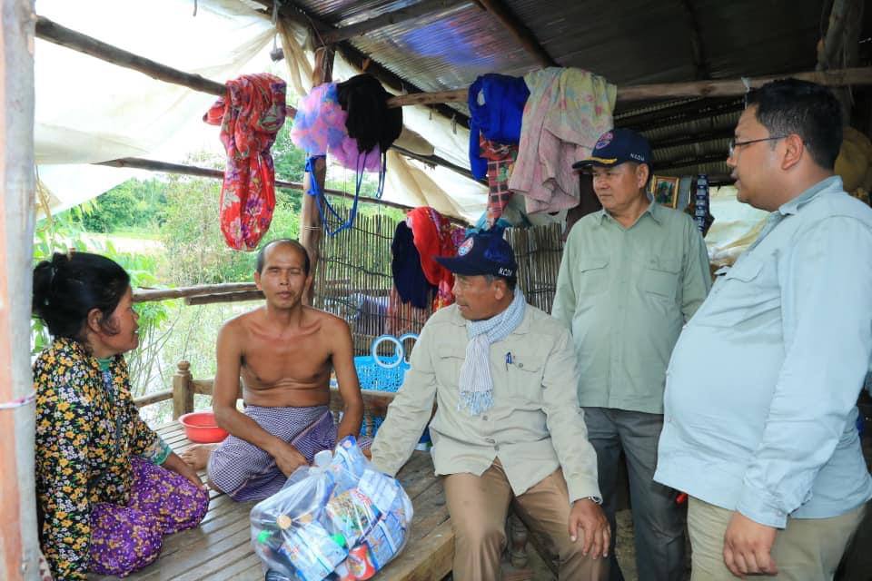 អំណោយសម្តេចតេជោ ហ៊ុន សែន ចែកជូនពលរដ្ឋចាស់ជរា ពលរដ្ឋ មានជីវភាពខ្វះខាត រងគ្រោះដោយសារទឹកជំនន់ជិត ២០០គ្រួសារ ក្នុងក្រុងសិរីសោភ័ណ