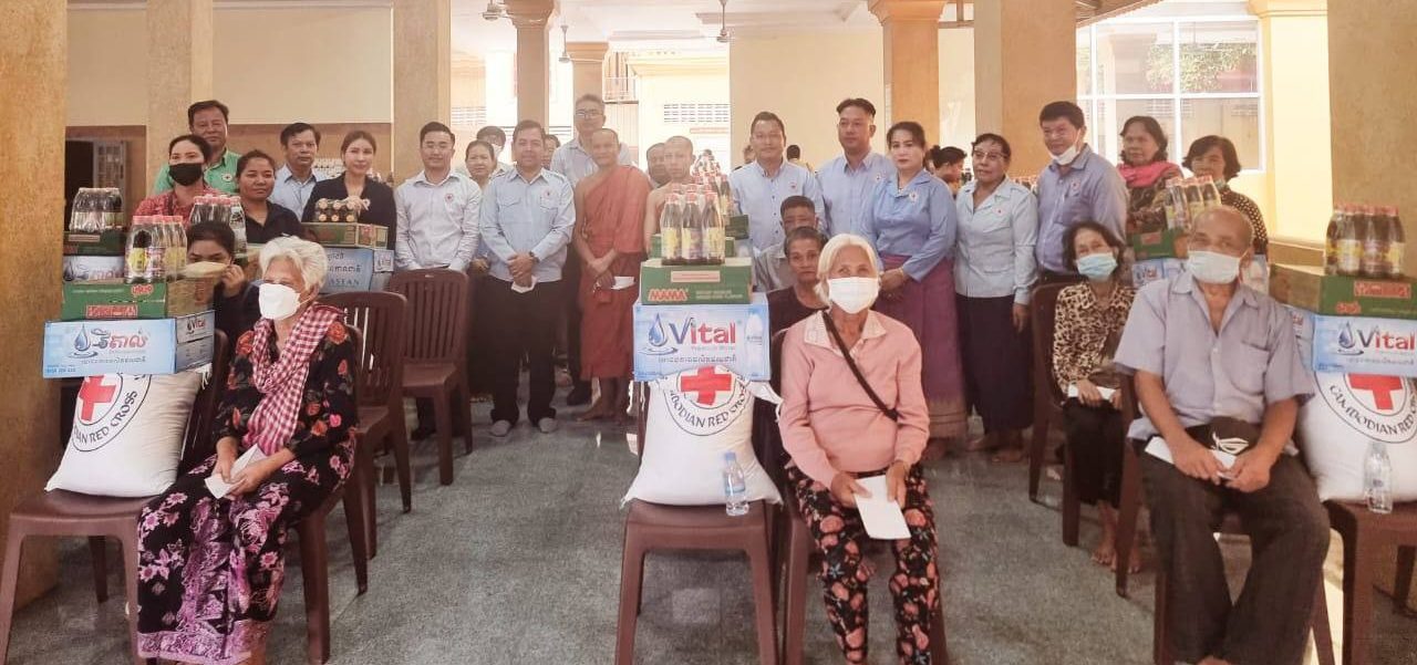ប្រជាពលរដ្ឋជួបជីវភាពខ្វះខាតចំនួន ៥០គ្រួសារ ក្នុងសង្កាត់វាលវង់ បានទទួលអំណោយមនុស្សធម៍ ពីអនុសាខាកាកបាទក្រហមខណ្ឌ៧មករា