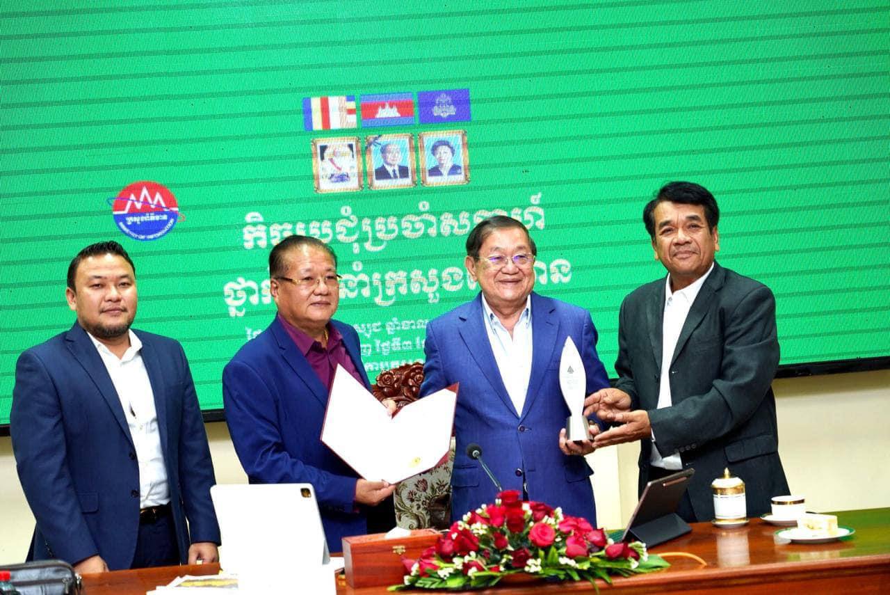 រដ្ឋមន្រ្តីក្រសួងព័ត៌មាន ទទួលបានពានរង្វាន់ រួមទាំងប្រកាសនីយបត្រទទួលស្គាល់«ស្នាដៃពេញមួយជីវិត» ក្នុងការជួយកសាងវិស័យព័ត៌មានក្នុងតំបន់អាស៊ី-ប៉ាស៊ីហ្វិក ៣ ទសវត្សរ៍ ពី AIBD