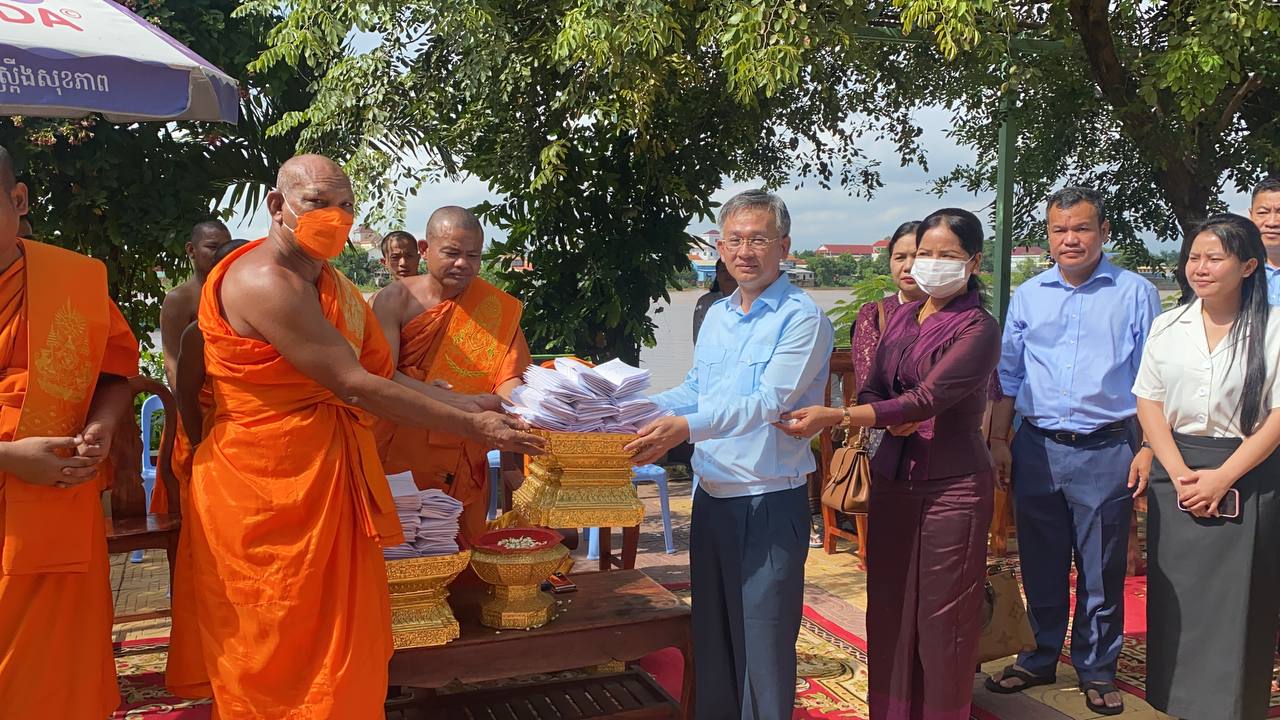 ប្រជាពលរដ្ឋដែលមានជីវភាពខ្វះខាត ២០០គ្រួសារនៅក្នុងសង្កាត់ព្រែកថ្មី ខណ្ឌច្បារអំពៅ បានទទួលអំណោយមនុស្សធម៌