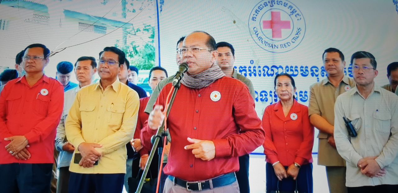 ពលរដ្ឋរងគ្រោះដោយសារខ្យល់កន្ទ្រាក់ចំនួន ៥១៣គ្រួសារក្នុងស្រុកទឹកឈូ ទទួលអំណោយពីកាកបាទក្រហមកម្ពុជា