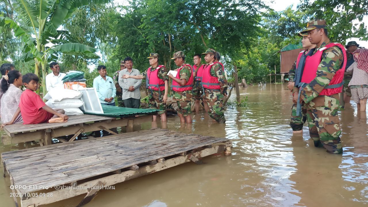 មេបញ្ជាការតំបន់ប្រតិបត្តិការសឹករងកំពង់ឆ្នាំង នាំយកអំណោយដ៏ថ្លៃថ្លារបស់ឯកឧត្តម ហ៊ុន ម៉ាណែត និងលោកជំទាវ ប្រគល់ជូនពលរដ្ឋ រងគ្រោះដោយសារខ្យល់ព្យុះកន្ត្រាក់រលំផ្ទះទាំងស្រុង និងអតីតយុទ្ធជនពិការទាំង ២នាក់ប្ដីប្រពន្ធ