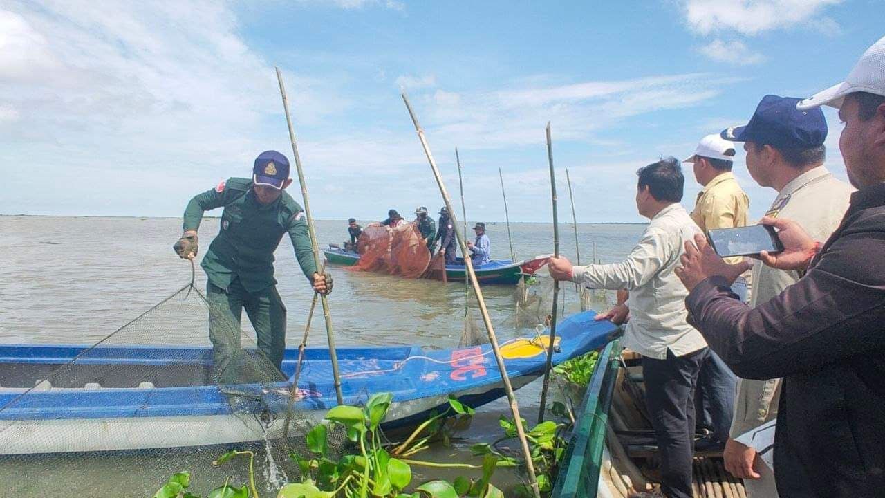 អភិបាលរងខេត្តកំពង់ឆ្នាំងបានដឹកនាំកម្លាំងសមត្ថកិច្ចចម្រុះបន្តសកម្មភាពចុះល្បាតនិងបង្ក្រាប បទល្មើសនេសាទនៅក្នុង ភូមិសាស្ត្រស្រុកបរិបូណ៌និងស្រុកជល់គីរី កាប់បំផ្លាញរបាំងសាច់អួននិងរបាំងស្បៃមុងខុសច្បាប់ចំនួន ០៨កន្លែងមានប្រវែង ៥៥០ម៉ែត្រ