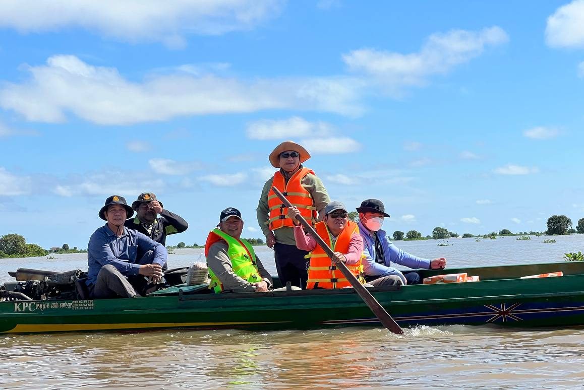 សាលាដំបូងខេត្តកំពង់ឆ្នាំង នាំយកអំណោយជាគ្រឿងឧបភោគ  បរិភោកគ និងថវិកាមួយចំនួនចែកជូនដល់ប្រជាពលរដ្ឋរស់នៅតាមដងទន្លេ  ក្នុងភូមិត្រដោក ឃុំប្រឡាយមាស