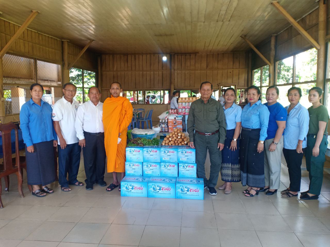 ប្រធានក្រុមប្រឹក្សាខេត្តកំពង់ឆ្នាំង ដឹកនាំក្រុមការងារនាំយកអំណោយគ្រឿងឧបភោគ បរិភោគទៅជូនកុមារកំព្រានៅក្នុងមណ្ឌលកុមារកំព្រា២ ធ្នូ ខេត្តកំពង់ឆ្នាំង