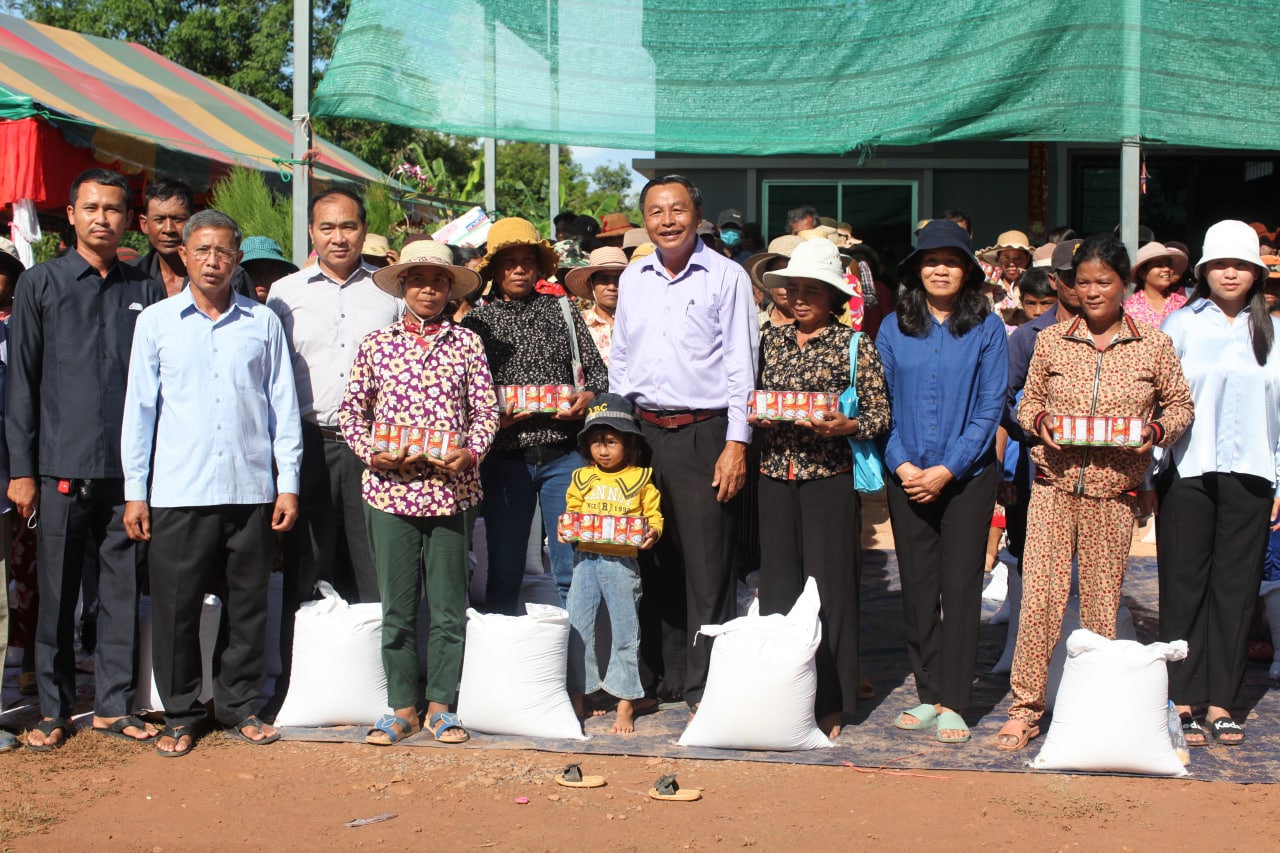 អ្នកតំណាងរាស្ត្រមណ្ឌលសៀមរាប នាំយកអំណោយរបស់សម្ដេចពិជ័យសេនា ទៀ បាញ់ ចែកជូនប្រជាពលរដ្ឋ រងគ្រោះដោយទឹកជំនន់ចំនួន ៤៥០គ្រួសារ ក្នុងឃុំតាអាន ស្រុកក្រឡាញ់