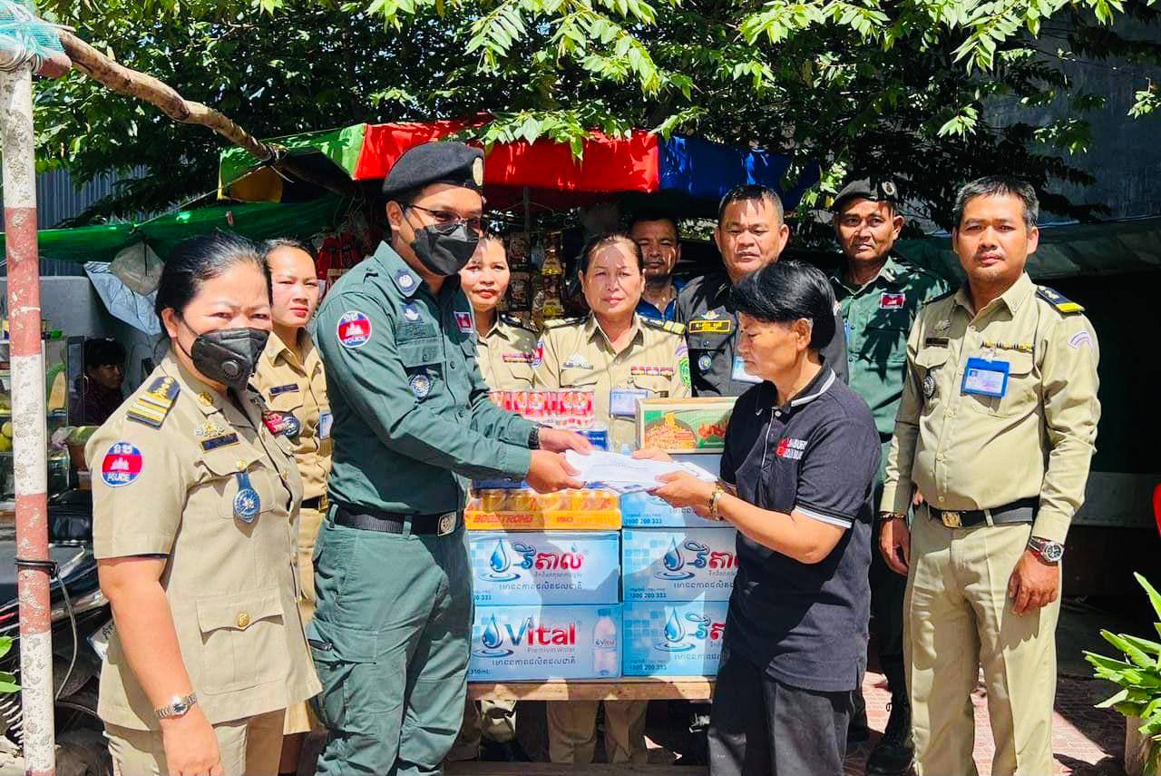 ក្រុមការងារយេនឌ័រ នាំយកគ្រឿងឧបភោគ បរិភោគ និងថវិកា របស់ឧត្តមសេនីយ៍ឯក ស ថេត ចុះសួរសុខទុក្ខមន្ត្រីនគរបាលជានារី ដែលកំពុងសម្រាកព្យាបាលជំងឺ