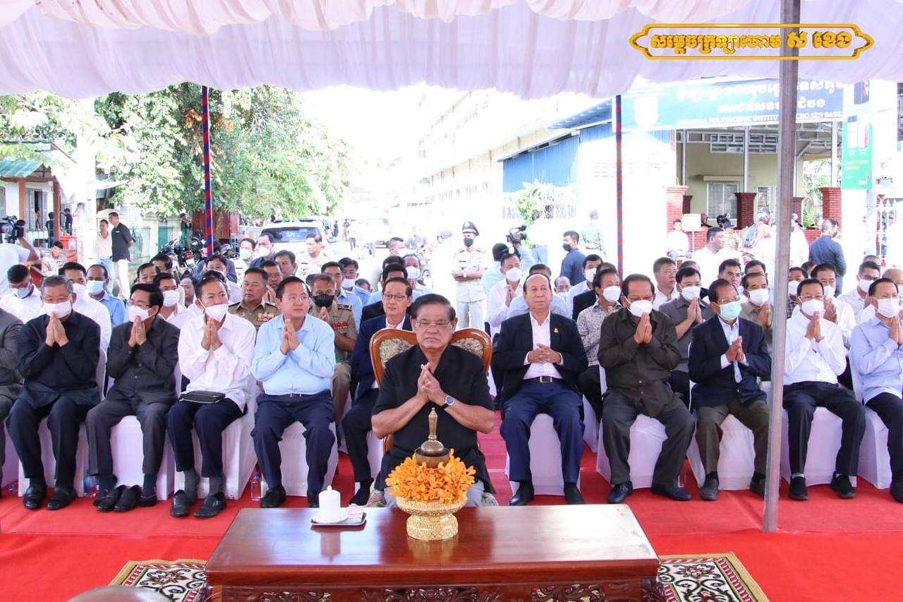 សម្ដេចក្រឡាហោម ស ខេង បានសម្ដែងការអបអរសាទរ និងកោតសរសើររដ្ឋបាលខេត្តបាត់ដំបង រួមទាំងក្រុមស្ថាបត្យករ វិស្វករ និងកម្មករ កម្មការនី សាងសង់វេទិកាអុំទូកបានយ៉ាងលឿន ប្រកបដោយគុណភាពនិងសោភ័ណ្ឌភាព